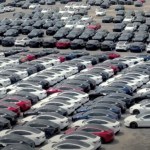 Ce qui se cache derrière ces centaines de Tesla qui s’empilent sur des parkings vides Ce qui se cache derrière ces centaines de Tesla qui s’empilent sur des parkings vides