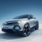 La nouvelle voiture électrique d’Opel fait mieux que la Peugeot e-3008 sur deux points essentiels La nouvelle voiture électrique d’Opel fait mieux que la Peugeot e-3008 sur deux points essentiels