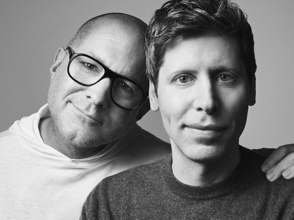Jony Ive et Sam Altman en noir et blanc