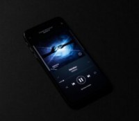 Universal, Sony, Warner : les majors de la musique seraient sur le point de tout donner à l&rsquo;IA