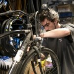 « On ne connaît pas leur handicap » : comment des personnes handicapées sont formées aux métiers du vélo « On ne connaît pas leur handicap » : comment des personnes handicapées sont formées aux métiers du vélo