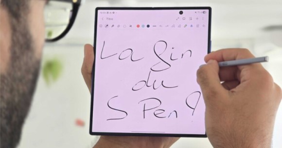Le Samsung Galaxy Z Fold 7 n'est pas compatible avec le S Pen (le texte sur cette photo a été écrit au doigt) // Source : Frandroid Le Samsung Galaxy Z Fold 7 n'est pas compatible avec le S Pen (le texte sur cette photo a été écrit au doigt) // Source : Frandroid