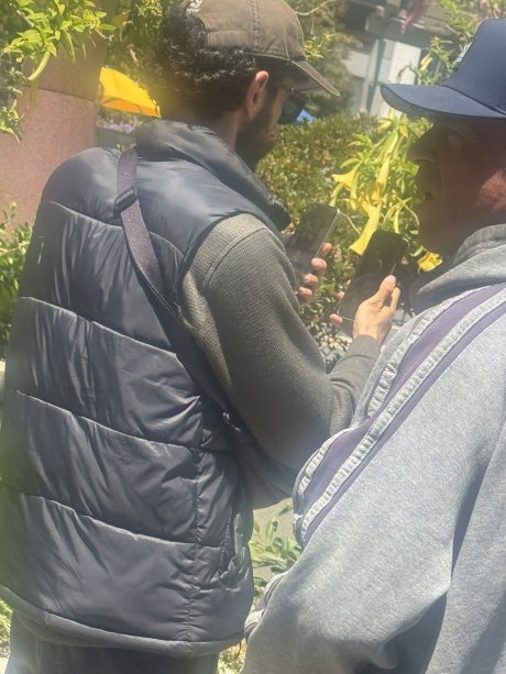 Prototype d'un iPhone 17 dans la nature // Source : Skyfops