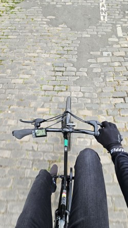 Hitway BK8S essai conduite pavés