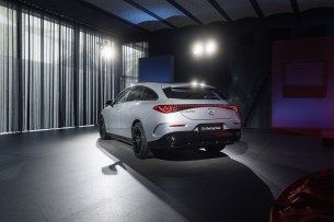 CLA 250+ Shooting Brake mit EQ Technologie:
Energieverbrauch kombiniert: 12,7-15,2 kWh/100 km l CO2-Emissionen kombiniert: 0 g/km | COz-Klasse: A)
Die Angaben sind vorläufig. Es liegen bislang weder bestätigte Werte von einer amtlich anerkannten
Prüforganisation noch eine EG-Typgenehmigung noch
eine Konformitätsbescheinigung mit amtlichen Werten
vor. Abweichungen zwischen den Angaben und den amtlichen Werten sind möglich.
Exterieur: hightechsilber Metallic
Interieur: Ledernachbildung ARTICO zweifarbig schwarz / powerrot 

CLA 250+ Shooting Brake with EQ Technology: combined energy consumption: 12.7-15.2 kWh/100 km | combined COz emissions: 0 g/km | COz class: A)
The information is provisional. Neither confirmed values from an officially recognised testing organisation nor an EC type approval nor a certificate of conformity with official values are available to date. Deviations between the data and the official values are possible.
Exterieur: high-tech silver metallic
Interieur: ARTICO man-made leather two-tone black / power red