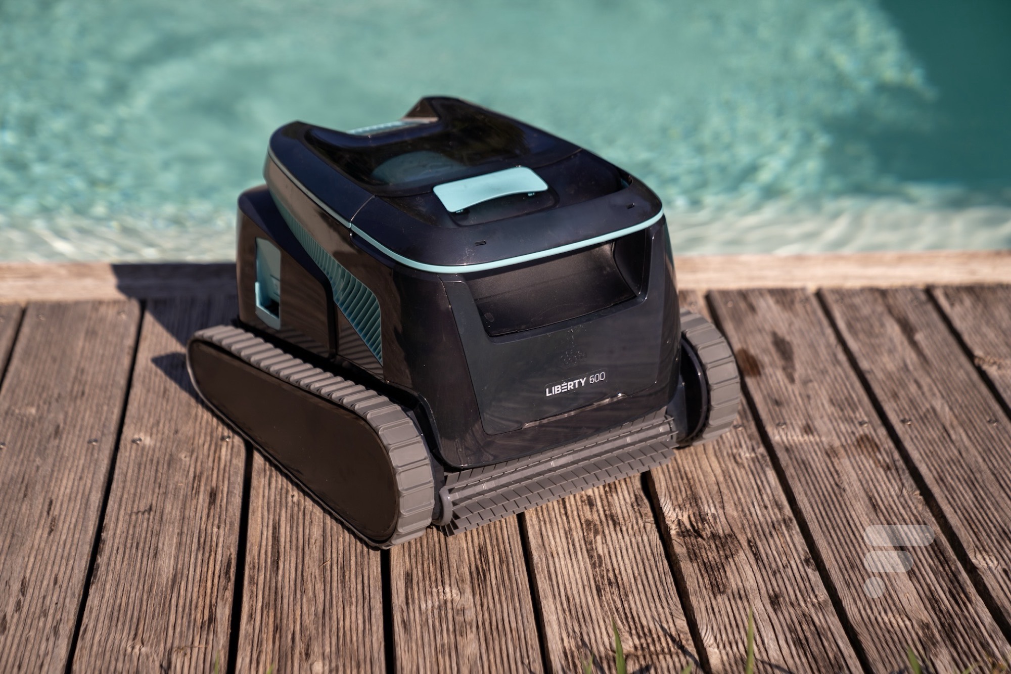 J’ai troqué mon robot de piscine filaire par un Dolphin sans-fil : pourquoi c&rsquo;est une vraie révolution