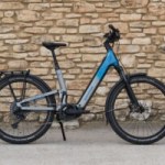 Ce vélo électrique « urbain » full-suspendu intègre le moteur Bosch ultra-puissant et une batterie XXL