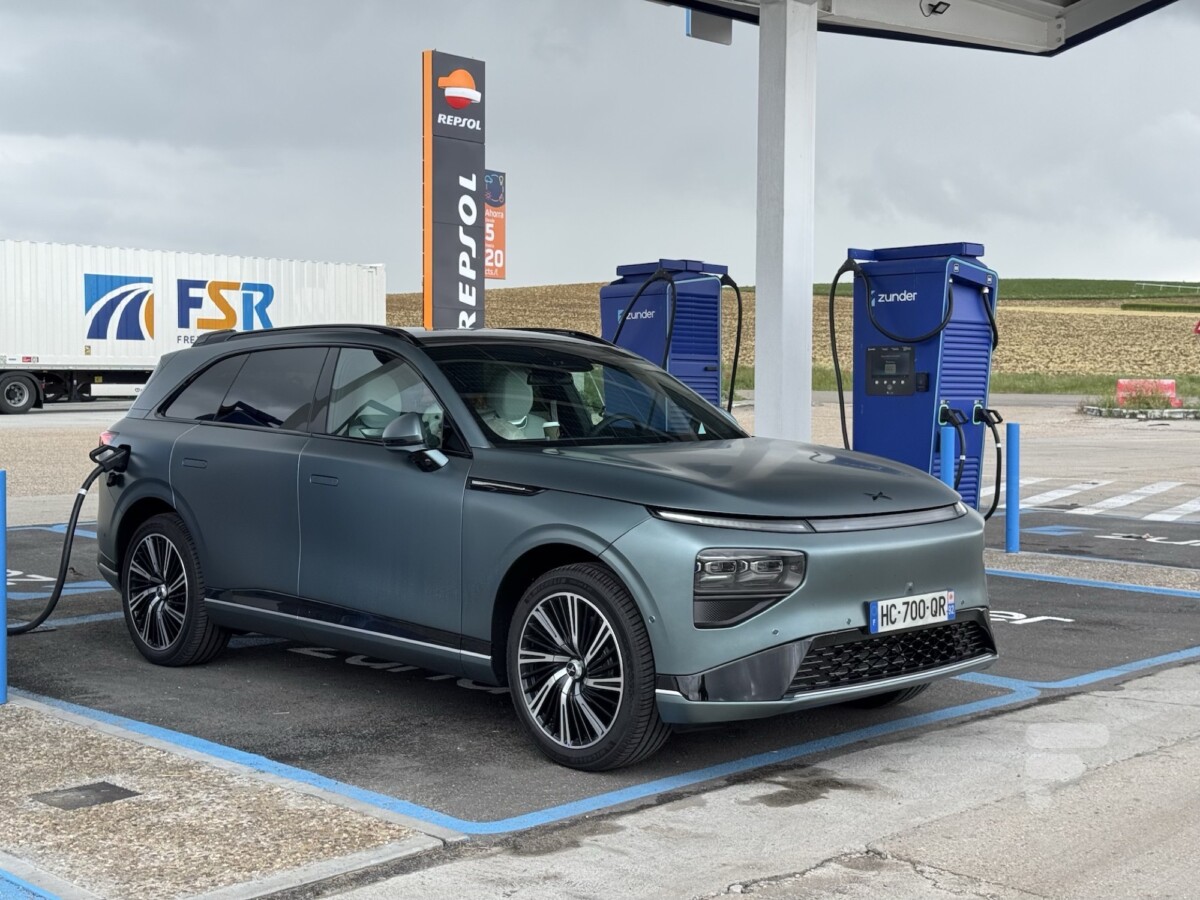 Xpeng G9 en recharge en Espagne sur une station Zunder // Source : Vincent Sergère pour Frandroid Xpeng G9 en recharge en Espagne sur une station Zunder // Source : Vincent Sergère pour Frandroid