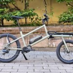 On a essayé ce vélo cargo électrique très joueur qui prouve que les biporteurs peuvent être compacts On a essayé ce vélo cargo électrique très joueur qui prouve que les biporteurs peuvent être compacts
