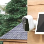 Pour partir en vacances tranquilles, le pack de 2 caméras Arlo + panneaux solaires à -40 % est idéal Pour partir en vacances tranquilles, le pack de 2 caméras Arlo + panneaux solaires à -40 % est idéal