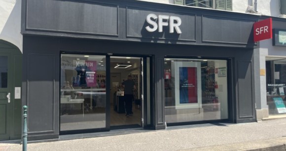 Boutique SFR Grande Rue de la Croix-Rousse (Lyon) juin 2023 // Crédit : Benoît Prieur – Wkimedia Commons (CC0 1.0)