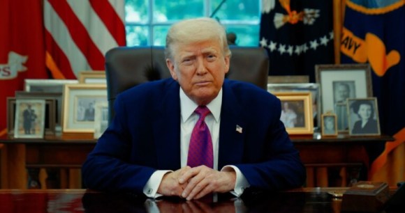 Donald Trump dans son bureau officiel // Source : Maison Blanche Donald Trump dans son bureau officiel // Source : Maison Blanche