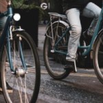 À vélo, peut-on rouler côte à côte ? Voici ce que dit la loi, qui diffère selon les endroits À vélo, peut-on rouler côte à côte ? Voici ce que dit la loi, qui diffère selon les endroits