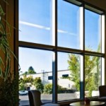 Ces fenêtres totalement transparentes intègrent des panneaux solaires Ces fenêtres totalement transparentes intègrent des panneaux solaires