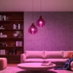 Un salon éclairé par des ampoules Philips Hue White & Color.