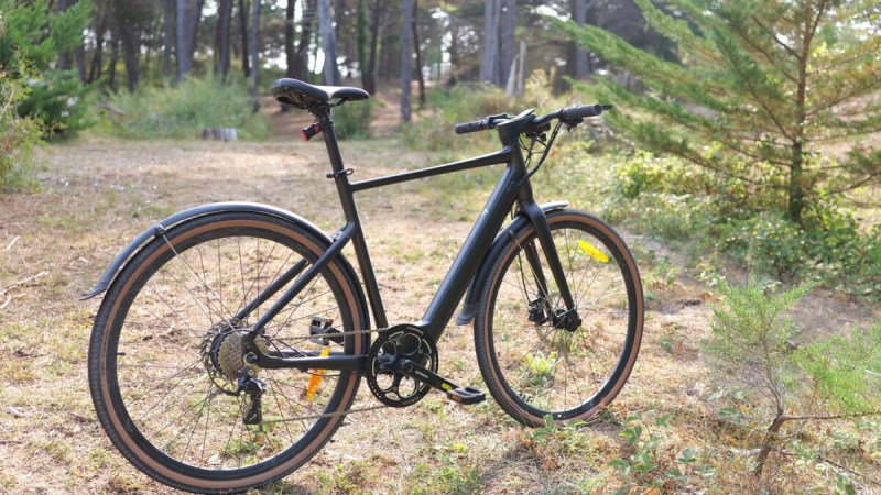 Le Fiido C21 est un VAE gravel léger et discret en promo à moins de 1 000 € qui ne ressemble pas à un vélo électrique classique