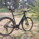 Le Fiido C21 est un VAE gravel léger et discret en promo à moins de 1 000 € qui ne ressemble pas à un vélo électrique classique