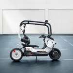 BMW ressuscite une excellente idée d’il y a 25 ans avec un étonnant scooter électrique qui se conduit sans casque