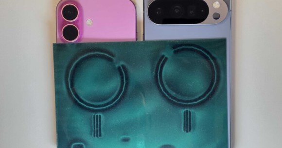 Le positionnement des aimants pour MagSafe sur l'iPhone 16 (à gauche) et Pixelsnap sur le Google Pixel 10 Pro XL (à droite) // Source : Frandroid Le positionnement des aimants pour MagSafe sur l'iPhone 16 (à gauche) et Pixelsnap sur le Google Pixel 10 Pro XL (à droite) // Source : Frandroid