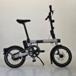 On a vu le nouveau vélo pliant électrique Decathlon aussi léger qu’astucieux, et qui est enfin officialisé On a vu le nouveau vélo pliant électrique Decathlon aussi léger qu’astucieux, et qui est enfin officialisé