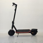 On a vu la nouvelle trottinette électrique Decathlon : un deck XXL et une future version à autonomie XXL aussi On a vu la nouvelle trottinette électrique Decathlon : un deck XXL et une future version à autonomie XXL aussi
