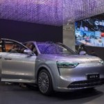 Je suis monté à bord de l’Aito 8 : pourquoi cette impressionnante voiture électrique chinoise sera privée de son gros avantage en Europe