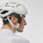 Ce casque vélo intègre des haut-parleurs pour communiquer entre cyclistes, écouter de la musique et passer des appels Ce casque vélo intègre des haut-parleurs pour communiquer entre cyclistes, écouter de la musique et passer des appels