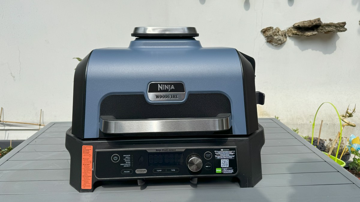 Ninja casse le prix de son barbecue connecté Woodfire Pro Connect XL, qui fait aussi airfryer et fumoir