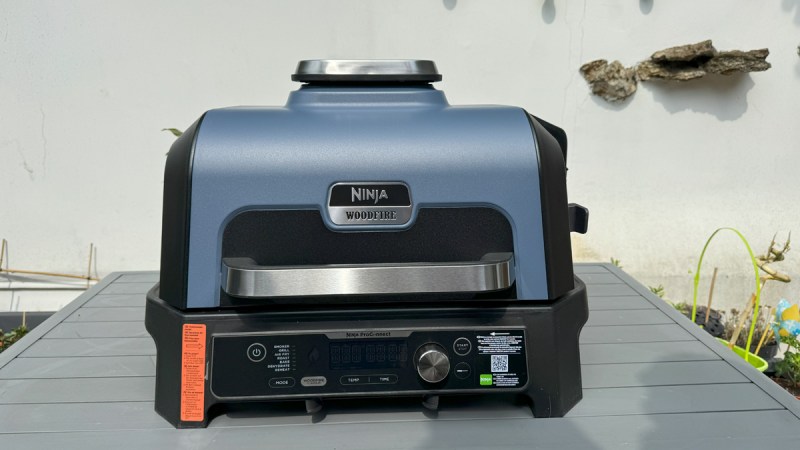 Ninja casse le prix de son barbecue connecté Woodfire Pro Connect XL, qui fait aussi airfryer et fumoir