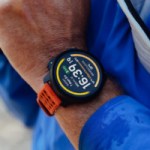 Vertical 2 : Suunto lance sa nouvelle montre d&rsquo;aventure de référence avec lampe torche et un écran plus lumineux, tout en conservant une excellente autonomie