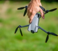 Déplié, le DJI Mini 5 Pro reste particulièrement compact