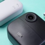 Blink divise par trois le prix de sa caméra Outdoor 4 qui offre deux ans d&rsquo;autonomie avec 2 piles AA