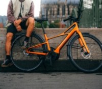 Le vélo ville électrique carbone Cannondale FlyingV. // Source : Cannondale