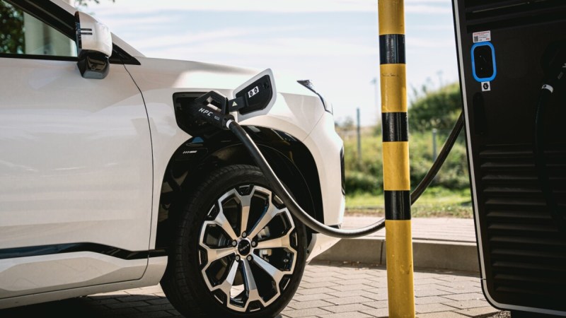 Taxe au kilomètre sur les électriques : 3 pays l’appliquent déjà, la France y réfléchit