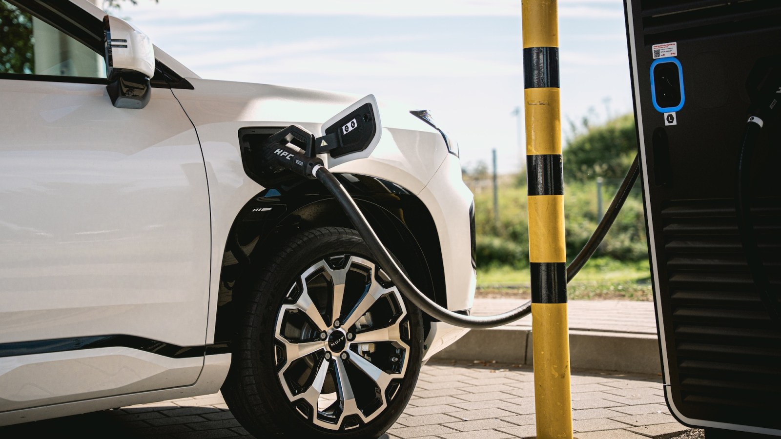 Taxe au kilomètre sur les électriques : 3 pays l’appliquent déjà, la France y réfléchit