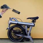 Un demi-kilo de caviar et un vélo électrique : ce fabricant se moque ouvertement de Brompton et de son dernier VAE très onéreux Un demi-kilo de caviar et un vélo électrique : ce fabricant se moque ouvertement de Brompton et de son dernier VAE très onéreux