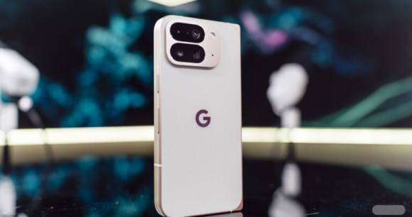 Le Google Pixel 10 Pro Fold // Source : Chloé Pertuis Le Google Pixel 10 Pro Fold // Source : Chloé Pertuis