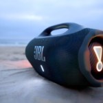 La nouvelle enceinte nomade Bluetooth JBL Boombox 4 envoie du lourd tout en étant plus légère La nouvelle enceinte nomade Bluetooth JBL Boombox 4 envoie du lourd tout en étant plus légère