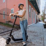 Une trottinette électrique bien équipée (moteur 450 W) avec près de 200 € de remise, c&rsquo;est chez Cdiscount que ça se passe
