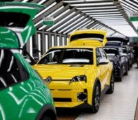 Fabrication de la R5 à Douai // Source : Renault