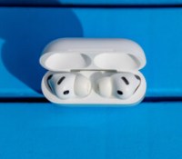 Les Apple AirPods Pro 3 dans leur boîtier de charge