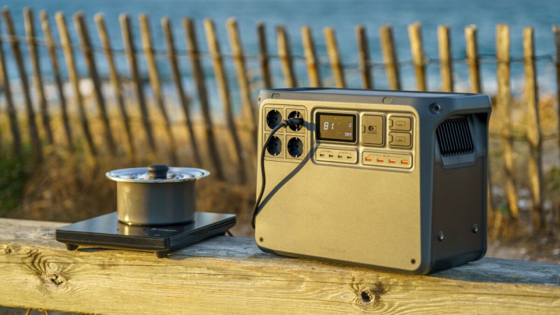 Cette station DJI alimente une plaque à induction et coûte 250 € de moins