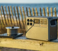 La DJI Power 2000 alimente sans broncher une plaque à induction et conserve même de la marge pour d'autres appareils