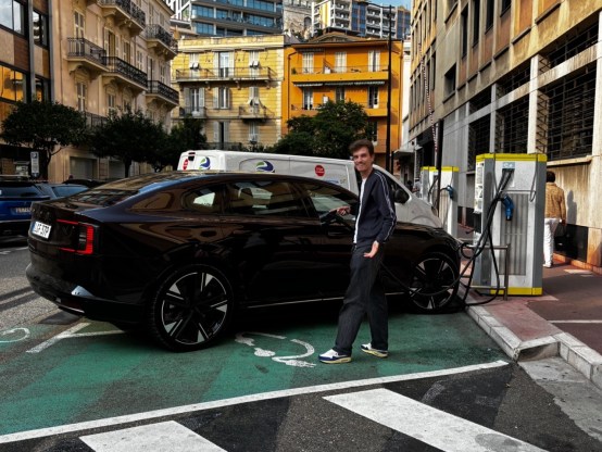 Comment je fais pour charger ? La voiture est trop grande ou le cable trop court ...