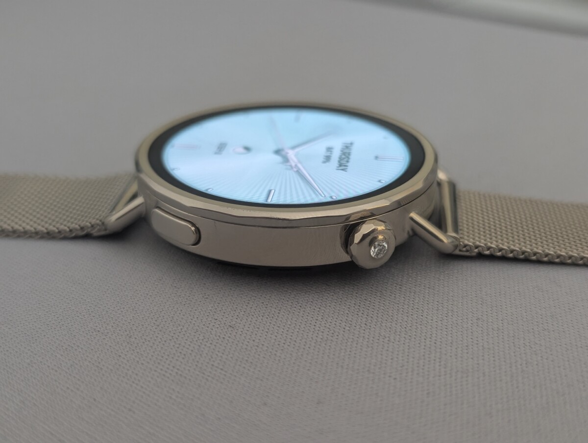 La Xiaomi Watch S4 41 mm en vue latérale avec la couronne et son diamant de synthèse La Xiaomi Watch S4 41 mm en vue latérale avec la couronne et son diamant de synthèse