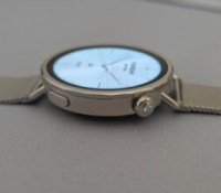 La Xiaomi Watch S4 41 mm en vue latérale avec la couronne et son diamant de synthèse La Xiaomi Watch S4 41 mm en vue latérale avec la couronne et son diamant de synthèse