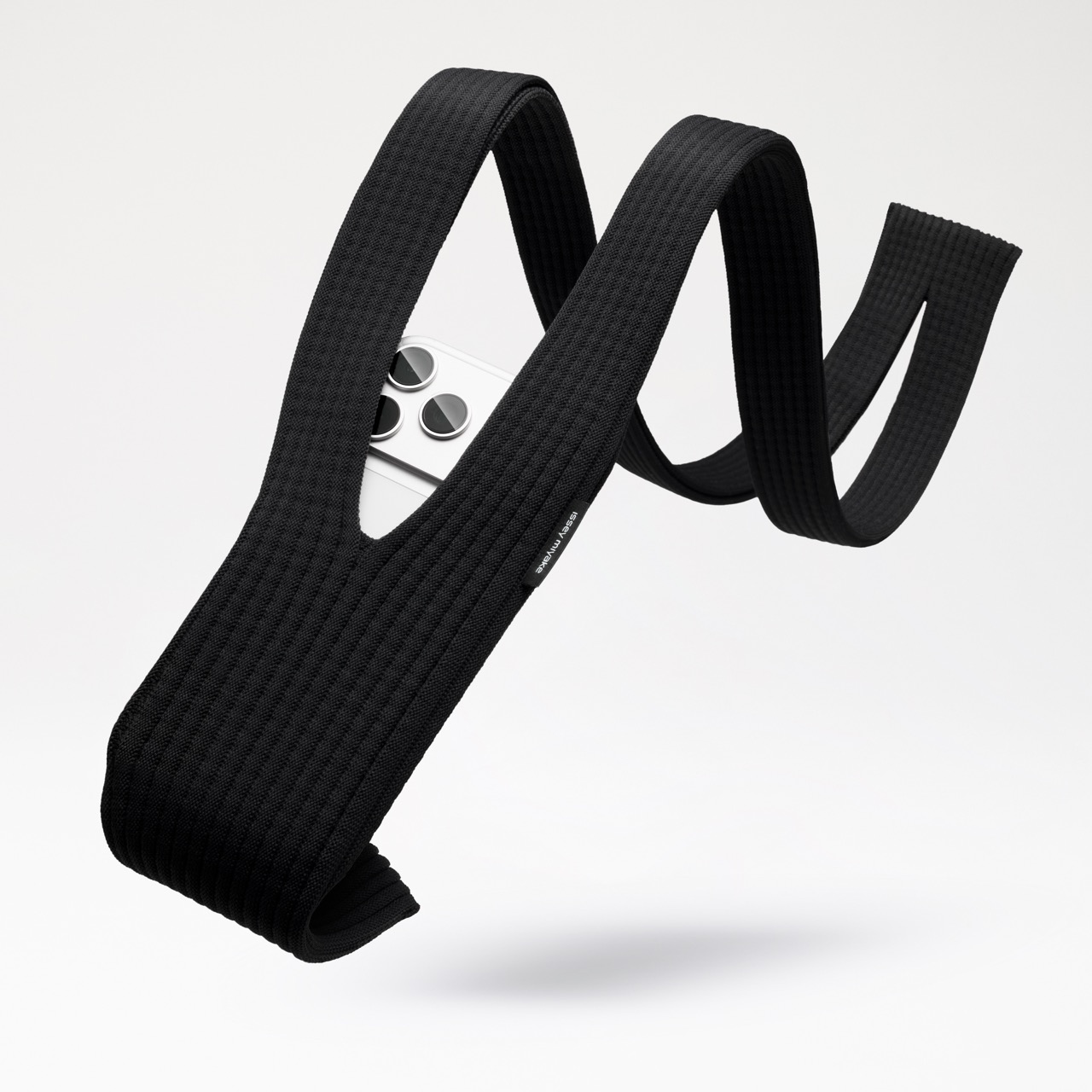 Apple-iPhone-Pocket-and-ISSEY-MIYAKE-black-with-iPhone-17-Pro - Grande