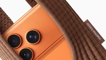 Apple-iPhone-Pocket-and-ISSEY-MIYAKE-cinnamon-with-iPhone-17-Pro - Grande