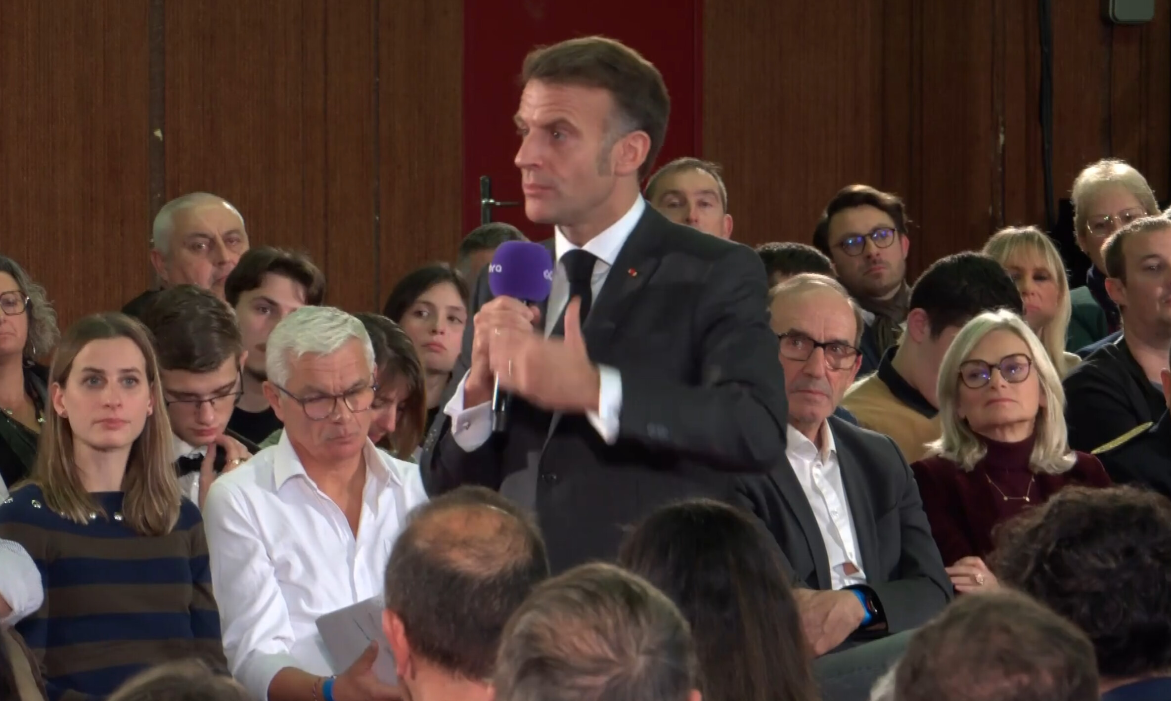 Emmanuel Macron lors de son échange avec les lecteurs du groupe Ebra