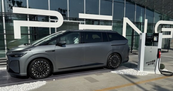 Une pompe à essence sur un salon Xpeng, une première pour le lancement de ce X9 Power. Canton, le 6 novembre 2025 Une pompe à essence sur un salon Xpeng, une première pour le lancement de ce X9 Power. Canton, le 6 novembre 2025